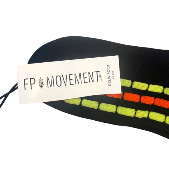 Free People Fast Lane Crew Socks Bundle of 2 Pairs White and Black NEW - Picture 5 of 7